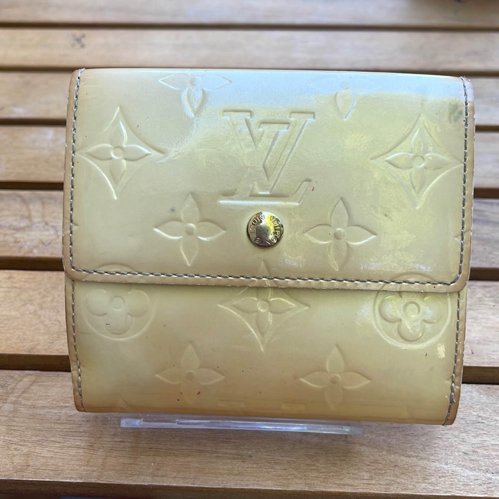 Vernis LV wallet. Good condition. Light yellow. Some scuffs on outside.